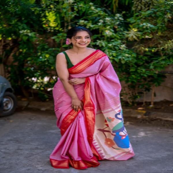 अभिनेत्री सायली संजीवने आपले साडी फोटो शेअर केलेत. त्याला तिने "गुढीपाडव्याच्या व मराठी नवीन वर्षाच्या हार्दिक शुभेच्छा" असं कॅप्शन दिलं आहे.