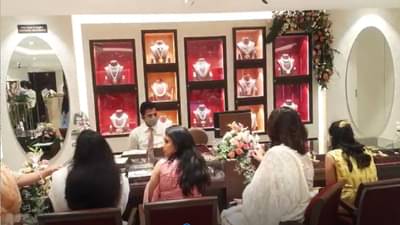 Gudi Padwa 2022 : सोनं खरेदी करण्यासाठी जळगावच्या सुवर्णनगरी मध्ये ग्राहकांची गर्दी