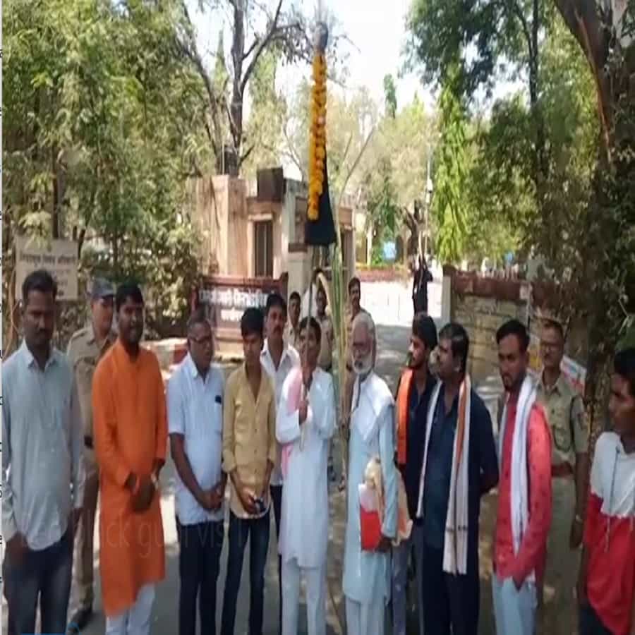 बीड जिल्ह्यातील अतिरिक्त ऊसाचा प्रश्न चव्हाट्यावर आला आहे. कारखान्यानजीकचा ऊस सोडून इतर जिल्ह्यातून कारखान्यासाठी ऊस आणला जात असल्याचा आरोप शेतकऱ्यांनी केला आहे.