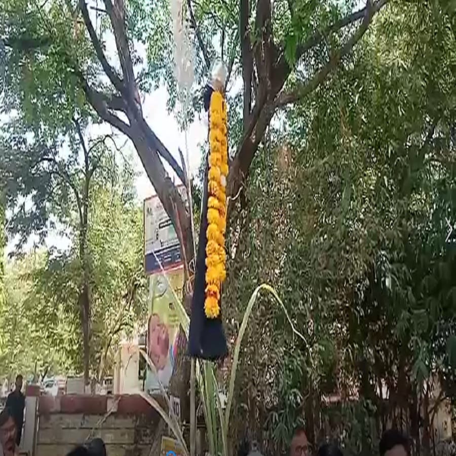 त्यामुळे बीड जिल्ह्यातील ऊस उत्पादक शेतकरी प्रचंड अडचणीत सापडला आहे.