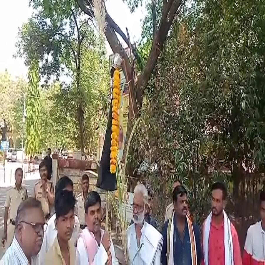 प्रत्येकवर्षी शेतकरी गुढी उभी करतो, परंतु शेतकऱ्यांनी यंदा बीड जिल्हाधिकाऱ्यारी कार्यालयासमोर काळी गुडी उभी केली आहे. 