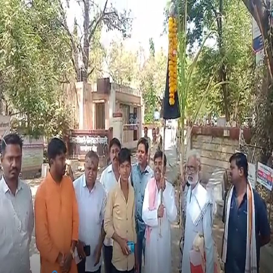 साखर आयुक्तांना अनेकवेळा निवेदन देऊन देखील अतिरिक्त ऊस प्रश्नावर मार्ग निघत नसल्याने शेतकरी संघर्ष समिती आक्रमक झाली आहे.