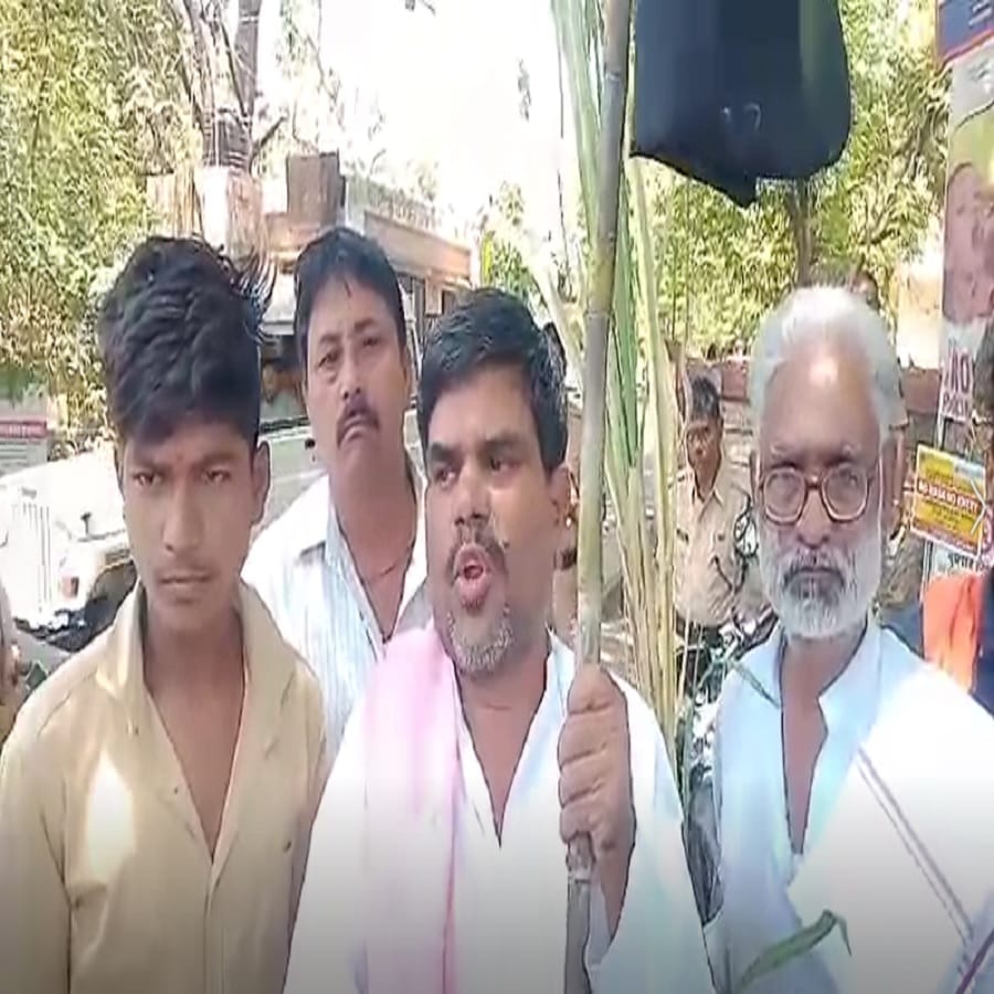 शेतकरी नेते भाई गंगाभीषन थावरे यांनी बीडच्या जिल्हाधिकारी कचेरीसमोर काळी गुढी उभारून शासनाचा निषेध व्यक्त केला. 