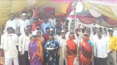 Amravati farmers | प्रकल्पग्रस्त शेतकऱ्यांनी उभारली काळी गुढी, कपाळावर बांधल्या काळ्या पट्ट्या