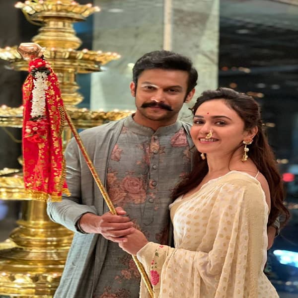 अभिनेत्री अमृता खानविलकर आणि आदिनाथ कोठारे यांचा चंद्रमुखी हा सिनेमा लवकरच प्रेक्षकांच्या भेटीला येतोय. या सिनेमाची सर्वत्र चर्चा आहे.या दोघांनी एकत्र गुढीपाडवा साजरा केला.