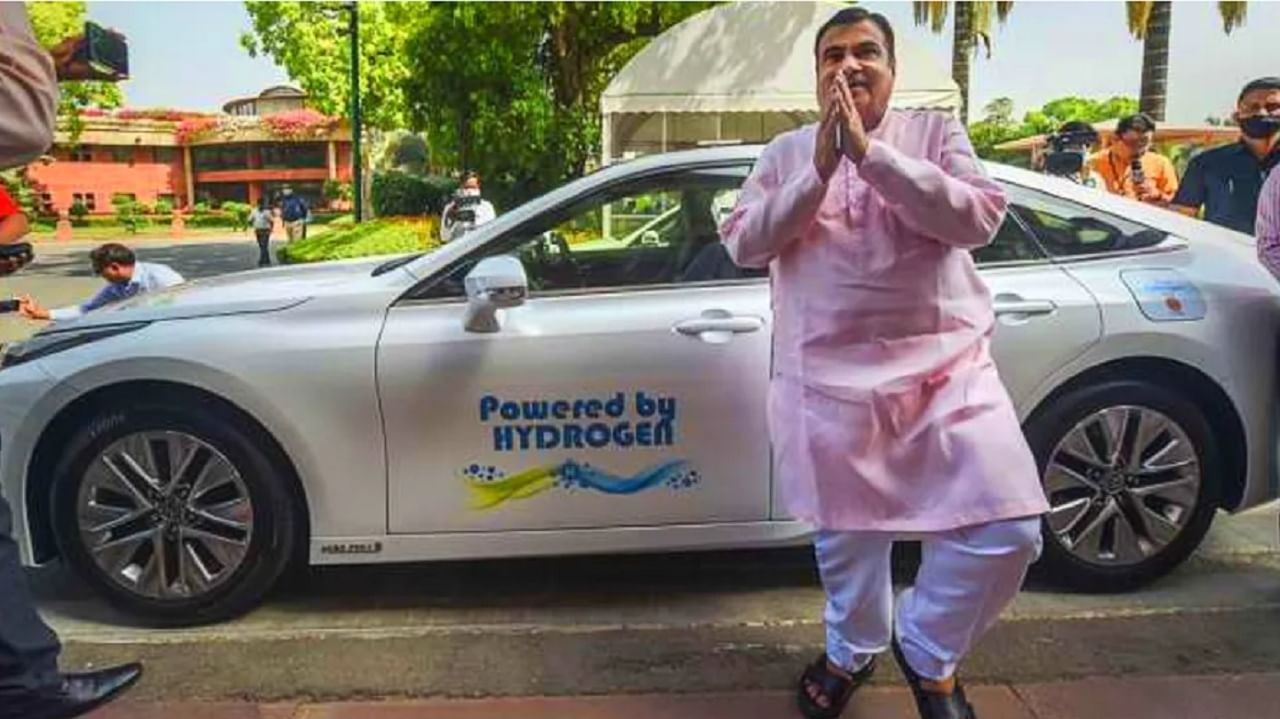Green Hydrogen म्हणजे काय, धुराऐवजी पाणी सोडणाऱ्या इंधनावर कार कशी धावते? Green Hydrogen म्हणजे काय, धुराऐवजी पाणी सोडणाऱ्या इंधनावर कार कशी धावते?