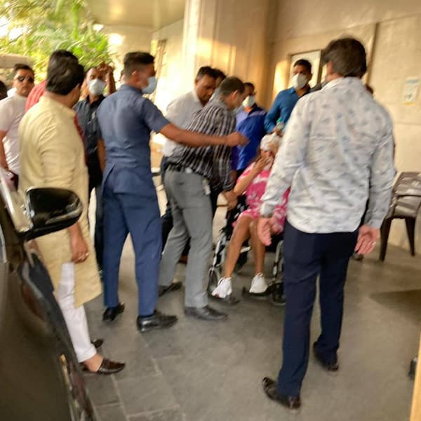 मुंबई पुणे एक्स्प्रेस हायवेवर खालापूर टोलनाक्याजवळील आडोशी येथे तीन ते चार वाजता हा अपघात झाल्याची माहिती आहे. मलायका अरोरा यांना अपोलो रुग्णालयात दाखल करण्यात आल्यानंतर चार टाके पडले आहेत.