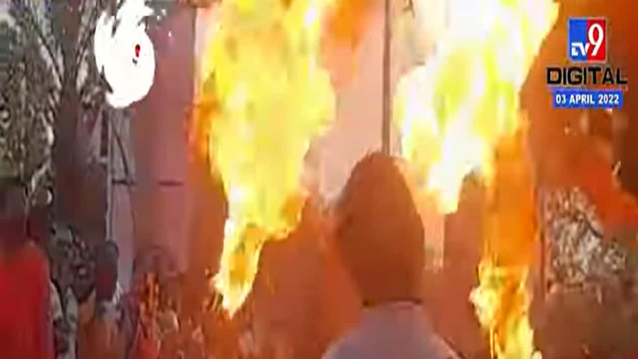 Video : आगीशी खेळणं दोन तरुणांच्या आलं अंगलट, स्वागत यात्रेत दोन तरुण भाजले