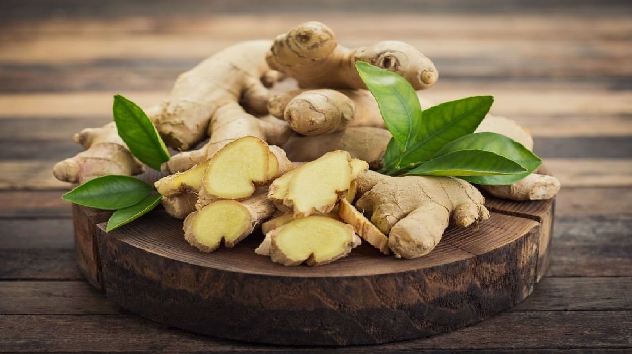 Ginger For Dandruff : आल्याच्या वापराने कोंड्याच्या समस्येपासून सुटका करा, फक्त हे तीन उपाय आणि कोंडा गायब...