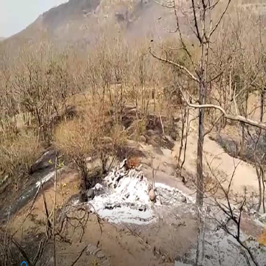 महाराष्ट्रात सध्या अनेक ठिकाणी आगीच्या घटना घडत आहेत. पण आगीच्या कशामुळे घडत आहेत हे कारण अद्याप अस्पष्ट आहे.