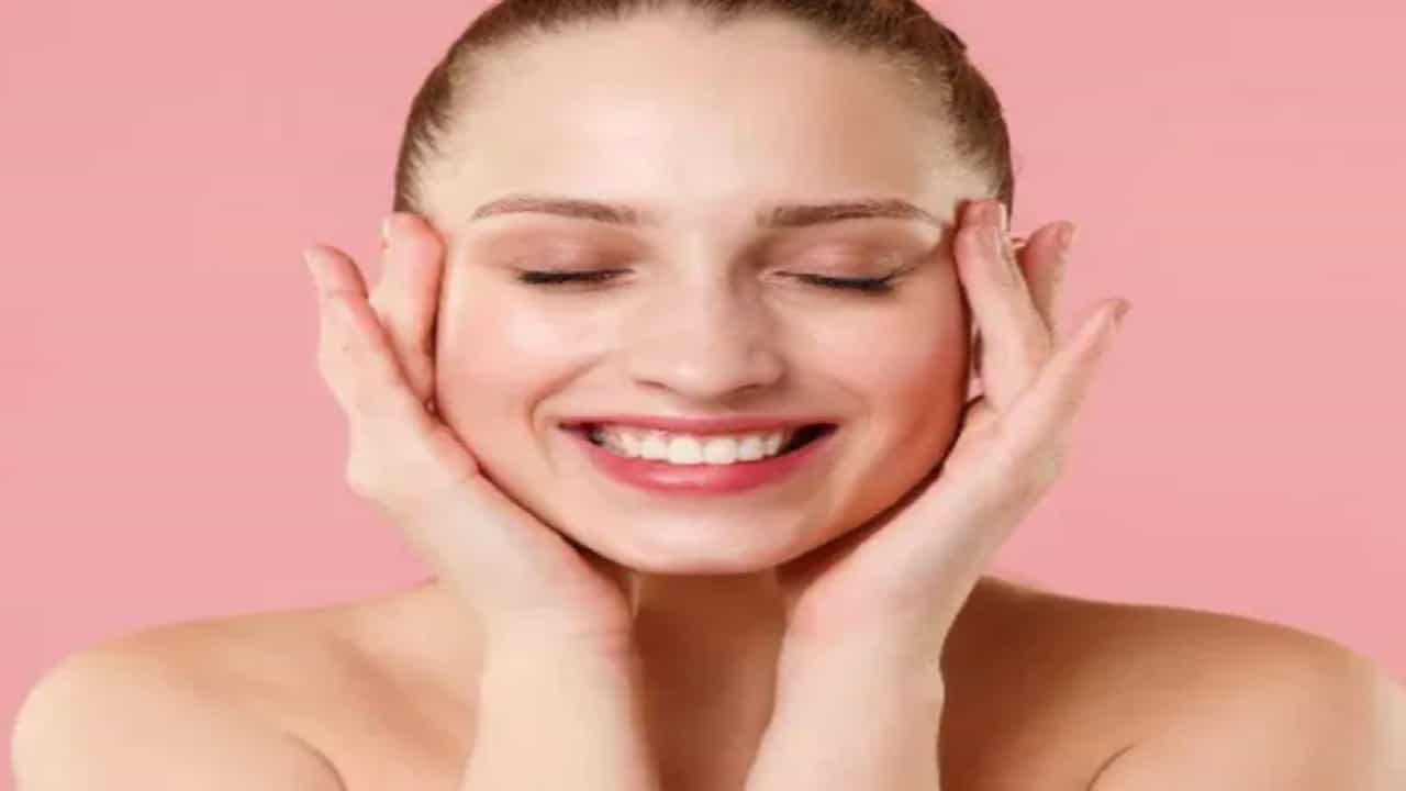 चमकदार त्वचा : त्वचेला चमकदार बनवण्यासाठी अननस आणि बेसनचा पॅक बनवू शकता. अननसाच्या पेस्टमध्ये एक चमचा बेसन मिसळा. हा पॅक 15 मिनिटे चेहऱ्यावर लावून ठेवा आणि नंतर चेहरा धुवा. त्वचेला चमक येईल.