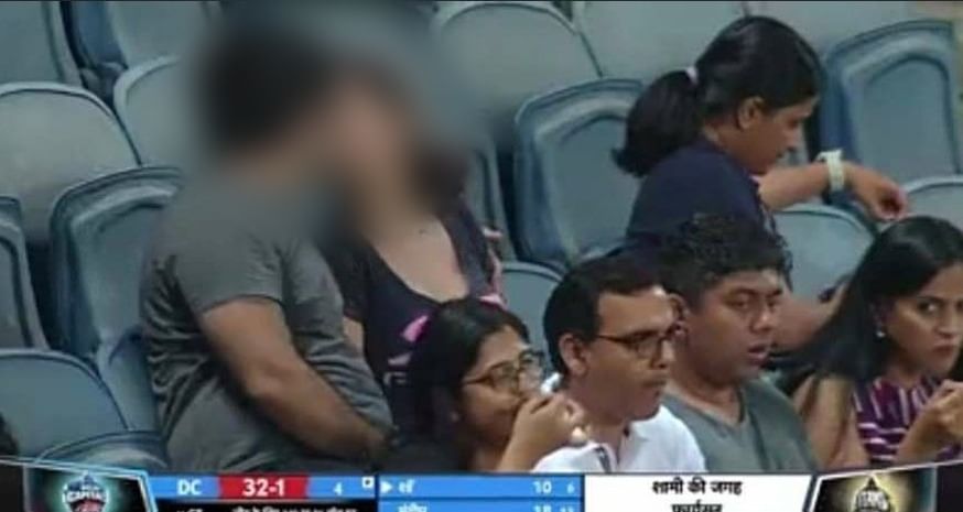 IPL 2022 स्टेडियममध्ये मॅच दरम्यान कपलचा 'किसींग' सीन, 'माझा देश बदलतोय, पुढे जातोय'