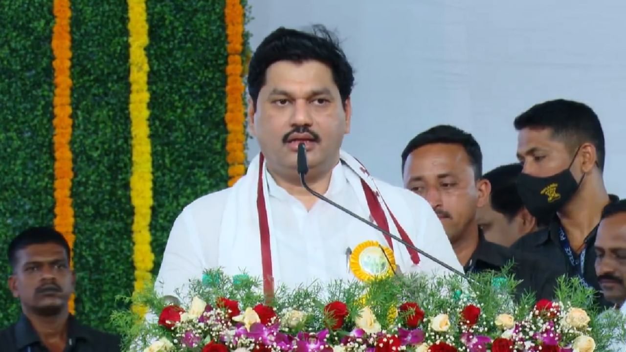 गोपीनाथ मुंडे यांच्या नावानं महामंडळ होतंय, त्यांच्या वारसांना संधी मिळाली पण जमलं नाही, धनंजय मुंडे यांची पंकजा मुंडे यांच्यावर अप्रत्यक्ष टीका गोपीनाथ मुंडे यांच्या नावानं महामंडळ होतंय, त्यांच्या वारसांना संधी मिळाली पण जमलं नाही, धनंजय मुंडे यांची पंकजा मुंडे यांच्यावर अप्रत्यक्ष टीका
