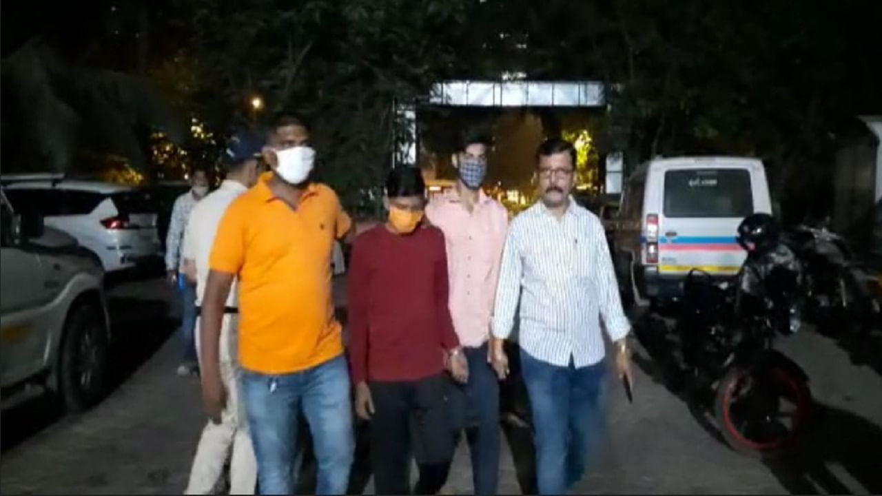 Mumbai ATM Loot : गोरेगावमधील एसबीआयचे एटीएम लुटणाऱ्या दोघांना अटक Mumbai ATM Loot : गोरेगावमधील एसबीआयचे एटीएम लुटणाऱ्या दोघांना अटक