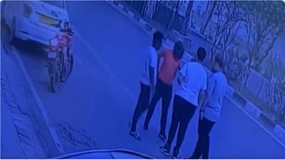 Delhi CCTV | मॉर्निंग वॉकला निघालेल्या दोघांना अडवलं, भररस्त्यात लुटीचा थरार