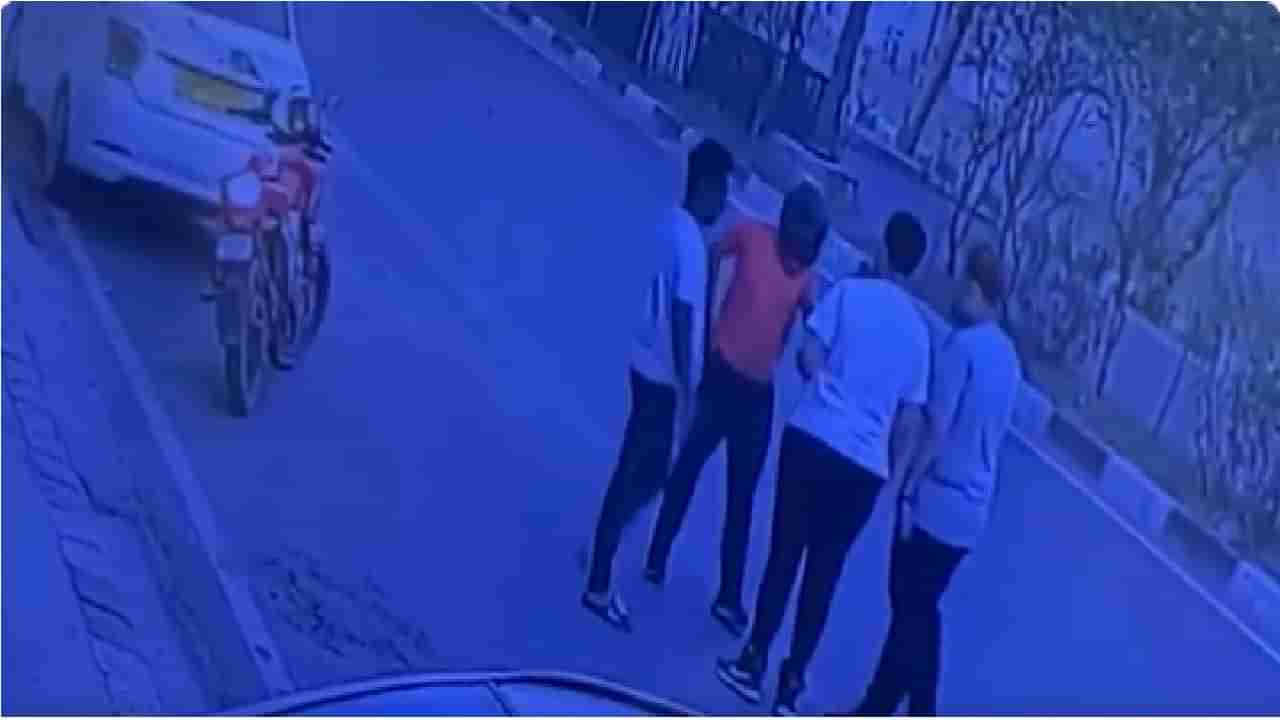 Delhi CCTV | मॉर्निंग वॉकला निघालेल्या दोघांना अडवलं, भररस्त्यात लुटीचा थरार