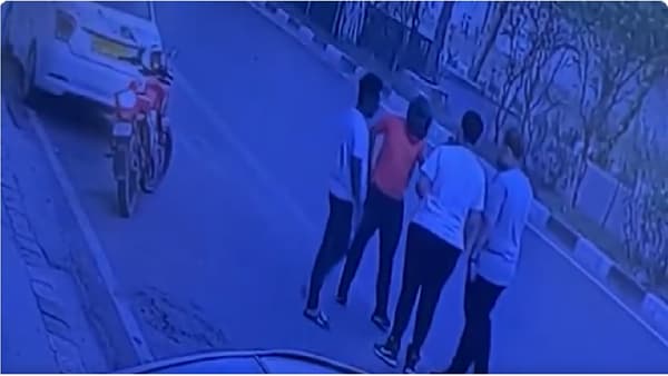 Delhi CCTV | मॉर्निंग वॉकला निघालेल्या दोघांना अडवलं, भररस्त्यात लुटीचा थरार