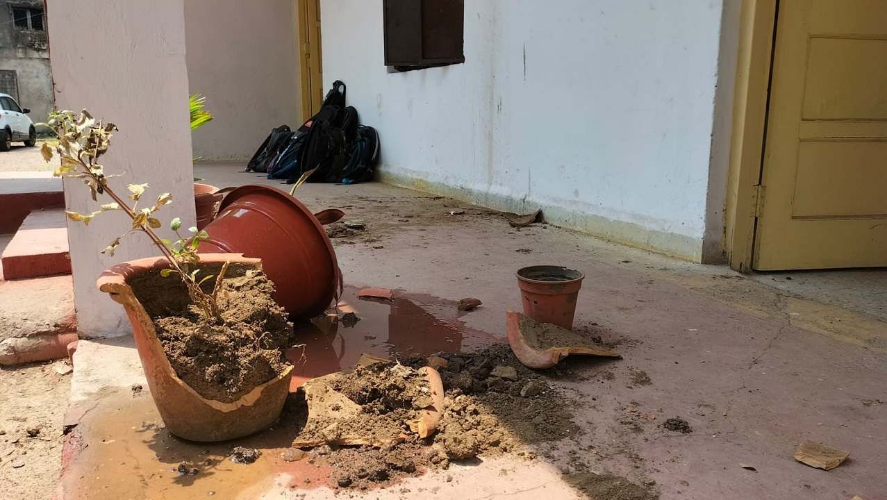 Video | नागपूरच्या बिशॉप कॉटन स्कूलमध्ये तोडफोड, अज्ञातांनी फोडल्या दारुच्या बॉटल्स Video | नागपूरच्या बिशॉप कॉटन स्कूलमध्ये तोडफोड, अज्ञातांनी फोडल्या दारुच्या बॉटल्स