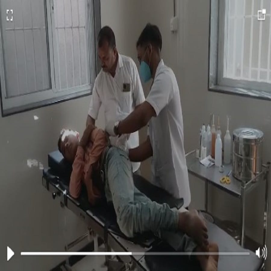 स्कूल बस चालकाचा ताबा सुटल्याने बस पलटी झाली. यातील तीन विद्यार्थी व चालक हे जखमी झाले आहेत. त्यांना तातडीने उपचाराकरिता शासकीय उपजिल्हा रुग्णालयात दाखल करण्यात आहे. जखमींवर उपचार सुरू आहेत.