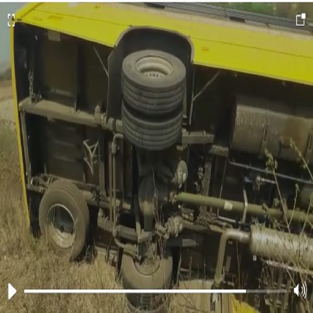 येवला तालुक्यातील रहाडी-भारम रोडवर स्कूल बस पलटी होऊन त्यात तीन विद्यार्थ्यांसह चालक जखमी झाल्याची घटना घडली आहे. रहाडीकडून येवल्याच्या दिशेने येणाऱ्या स्कूल बसला हा अपघात झाला. 