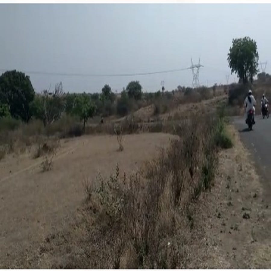 येवल्यातल्या रहाडी-भारम रोडवर हा अपघात झाला. अपघात स्थळ निर्जन आहे. येणारी-जाणारी वाहने थांबली तरच मदत मिळते. मात्र, या विद्यार्थी आणि चालकाच्या सुदैवाने त्यांना तातडीने मदत मिळाली.