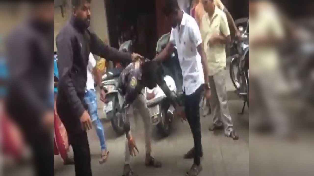 Pune Video | पुण्यात गुंडांचा उच्छाद, फुकट भाजी न दिल्याने तरुणाला पाया पडायला लावलं