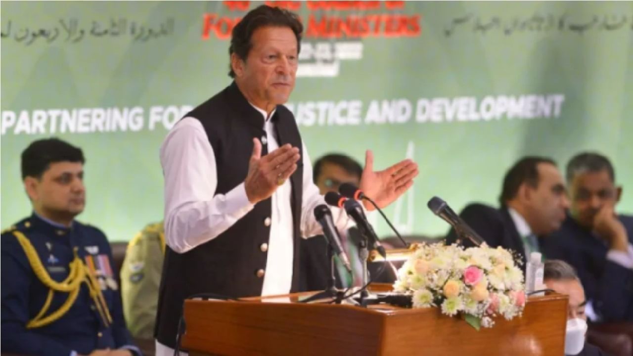 पाकिस्तानात संवैधानिक पेच, इम्रान काळजीवाहू पंतप्रधान, जाणून घ्या पाकिस्तानात नेमकं काय घडतंय