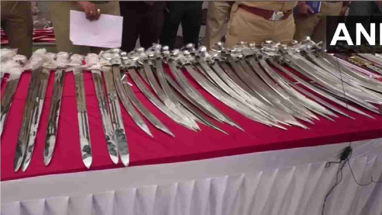 Pune Crime | आरारारारारा खतरनाक.... 92 तलवारी, 9 खंजीर; पिंपरी चिंचवडमध्ये मोठा शस्त्रसाठा जप्त