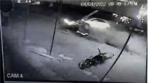 Beed CCTV | सुसाट कारची धडक, अंबाजोगाईत तिघांचा मृत्यू, विजेचा खांबही आडवा