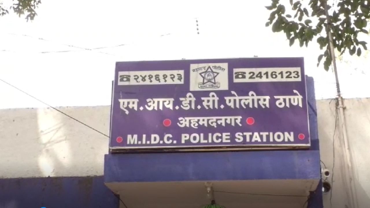 Ahmednagar : भाजपच्या नगरसेवकाची घर खाली करण्यासाठी एका कुटुंबाला  मारहाण,स्वप्नील शिंदेसह सात जणांविरुद्ध गुन्हा दाखल - Marathi News | A case  has been registered ...