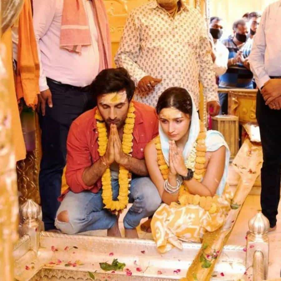 बॉलीवूडच्या बी टाऊनमधील लव्हबर्ड्स आलिया भट्ट आणि रणबीर कपूर हॉट कपल्सपैकी एक आहेत. सध्या त्यांच्या लग्नाच्या बातम्यांनी अफवांचा बाजार उठला आहे. येत्या 17 एप्रिलला दोघेही विवाह बंधनात अडकणार असल्याची माहिती विश्वसनीय सूत्रांनी दिली आहे.