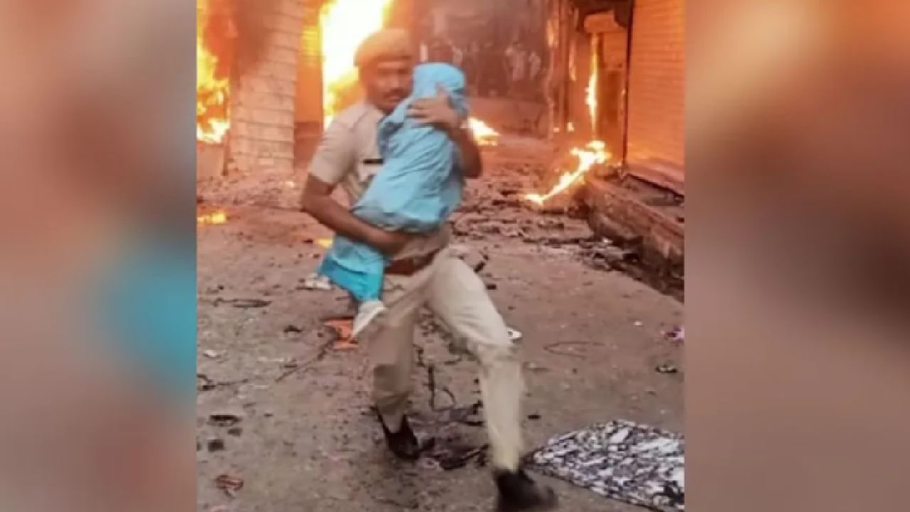 टोळकी दंगलीत जग जाळायला निघाली त्यावेळेस वर्दी देवदूत झाली, नेत्रेश शर्माचं प्रमोशन, नेटकरी म्हणतात, 'अजूनही माणुसकी जिवंत' टोळकी दंगलीत जग जाळायला निघाली त्यावेळेस वर्दी देवदूत झाली, नेत्रेश शर्माचं प्रमोशन, नेटकरी म्हणतात, 'अजूनही माणुसकी जिवंत'