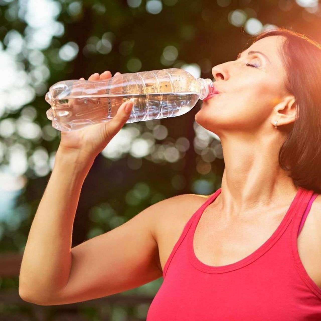उन्हाळ्यात तुमच्या आरोग्याची काळजी घेण्याचा सर्वात सोपा आणि उत्तम उपाय म्हणजे तुमच्या शरीराला जास्तीत जास्त पाणी देणे. उष्माघात टाळण्यासाठी शरीरात पाण्याची कमतरता भासणार नाही याची काळजी घ्यावी लागेल. म्हणूनच सतत पाणी पिणे गरजेचे आहे.
