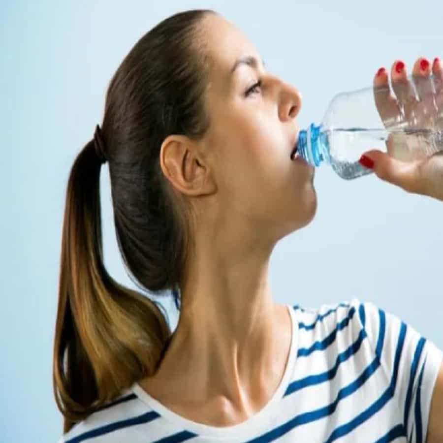सूर्यप्रकाश हा व्हिटॅमिन डीचा प्रमुख स्त्रोत आहे. आयुर्वेदातही सूर्यप्रकाशाला अधिक महत्त्व आहे. असे मानले जाते की सूर्यकिरणांमध्ये रोग दूर करण्याची शक्ती असते. म्हणूनच आयुर्वेदातसूर्यप्रकाशित पाणी पिण्याचा सल्ला दिला जातो.