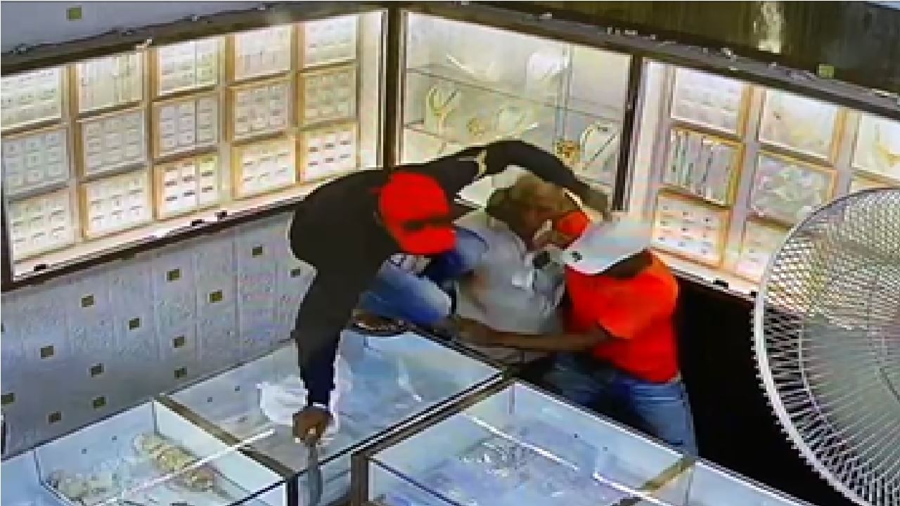 Jeweler Robbery CCTV | पुण्यात कोयत्याच्या धाकाने सराफाची लूट, 73 हजारांच्या सोनसाखळ्यांची चोरी