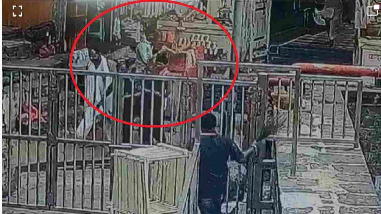 Osmanabad | तुळजाभवानी मंदिरात पूजाऱ्यांकडून सुरक्षा रक्षकाला मारहाण, नारळ-वीटांनी मारलं