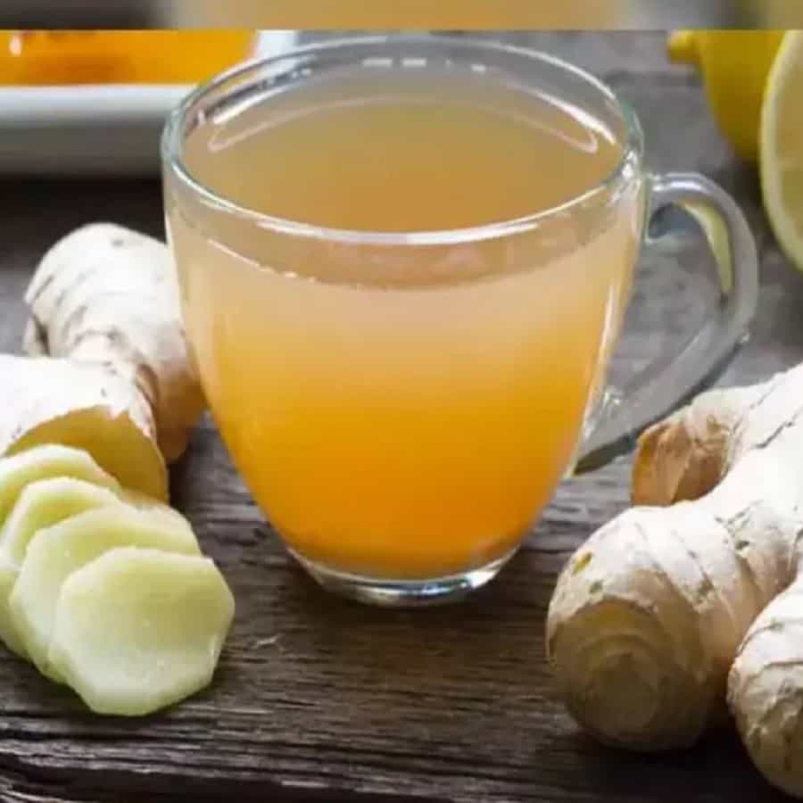 शरीरातील कोलेस्ट्रॉल नियंत्रित ठेवण्यासाठी तुम्ही आल्याचे पाणी पिऊ शकता. यासाठी सर्वात अगोदर पाणी उकळून घ्या. त्यानंतर या पाण्यामध्ये आले मिक्स करा. हे पाणी पिणे आरोग्यासाठी आणि वजन कमी करण्यासाठी अत्यंत फायदेशीर आहे.