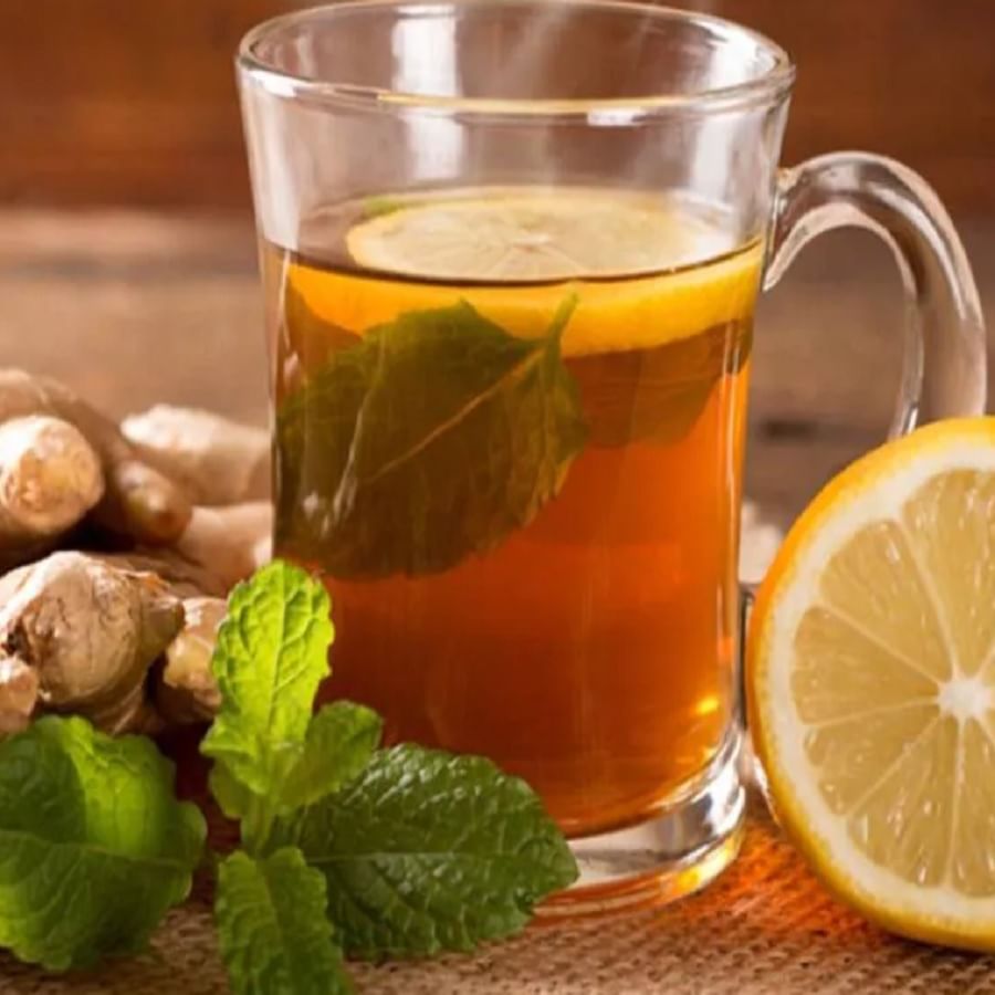 लिंबू आणि आल्याचा चहा आरोग्यासाठी फायदेशीर आहे. हा चहा दररोज घेतल्याने कोलेस्टेरॉल कमी होतात. शिवाय वजन आणि आरोग्याच्या अनेक समस्या दूर होण्यासही मदत होते. 