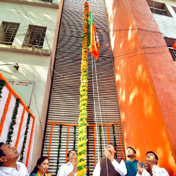 भाजपाच्या स्थापना दिनानिमित्त आज सकाळी मुंबई भाजपा कार्यालयात ध्वजारोहण करत कार्यकर्त्यांना संबोधित करत माजी मुख्यमंत्री देवेंद्र फडणवीस यांनी भाजपच्या स्थापना दिवसांच्या शुभेच्छा दिल्या आहेत.