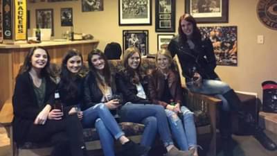 Social Media Trending : फोटोत मुली सहा, पायांच्या जोड्या पाच, नेमक्या कोणत्या मुलीचे पाय गायब?