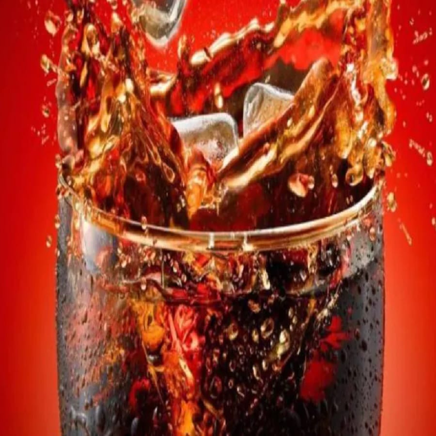 आंबा खाल्ल्यानंतर कोल्ड्रिंक्स अजिबात पिऊ नये, असे अनेक अहवालातून समोर आले आहे. तसेच आंब्यामध्ये असलेली साखर आणि कोल्ड्रिंक्समधील साखर शरीरातील रक्तातील साखरेची पातळी नियंत्रित करू शकते.