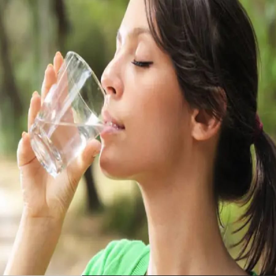 अनेकदा असे घडते की मुले आंबा खाल्ल्यानंतर किंवा त्याचा रस खाल्ल्यानंतर लगेच पाणी पिण्याचा आग्रह करतात. आंब्यावर पाणी प्यायल्याने आरोग्याला हानी पोहोचते.