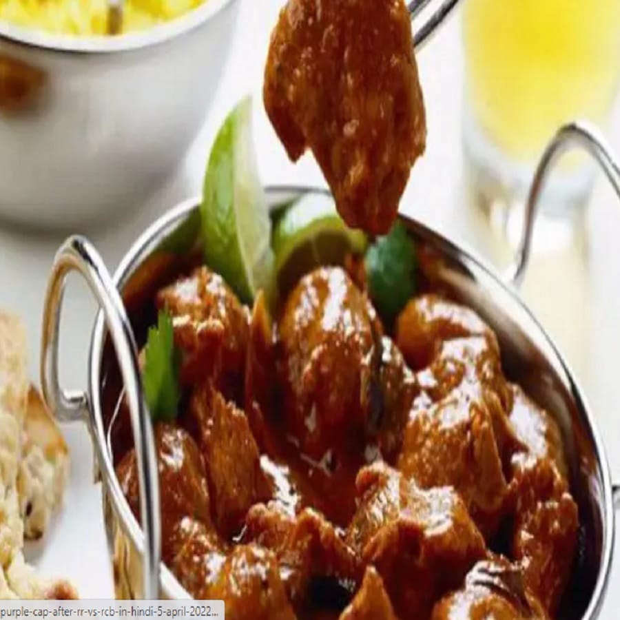 आंबा खाल्ल्यानंतर लगेच मसालेदार पदार्थ खाऊ नयेत. तज्ज्ञांच्या मते, असे केल्याने पोटात गॅस किंवा अॅसिडिटी होऊ शकते. त्यामुळे त्वचेला खाज सुटू शकते, असे सांगितले जाते.