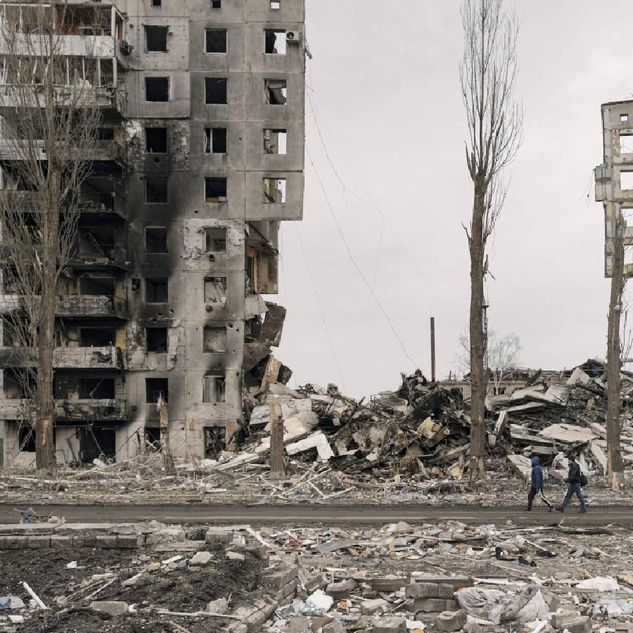 युक्रेनच्या  या बुचा शहरात रशियन सैन्याने केलेला विध्वंस हृदय पिळवटून टाकणारा आहे. शहरात ठिकठिकाणी विखुरलेल्या मृतदेह पाहून जग हादरले आहे.  
