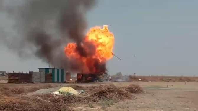 Video Washim Fire | वाशिममध्ये तीन घरांची राखरांगोळी, होते नव्हते ते सारे जळाले, तीन कुटुंब उघड्यावर!