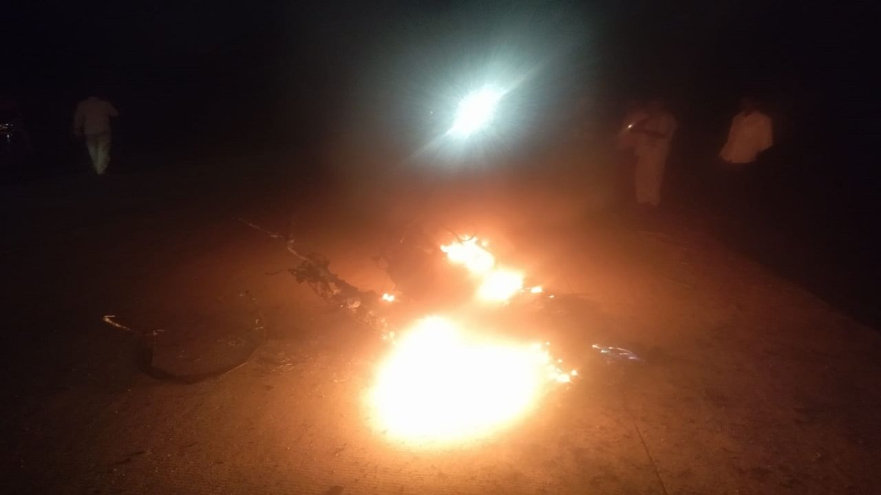 Video Bhandara Fire | भंडाऱ्यात चालत्या इलेक्ट्रिक स्कुटीने घेतला पेट, स्कुटी आगीत जळून खाक