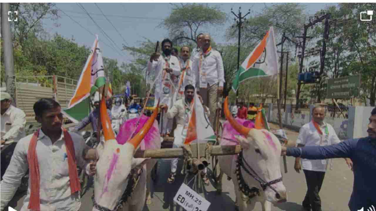 Osmanabad | उस्मानाबादेत महागाईविरोधात राष्ट्रवादी आक्रमक, डोकेदुखीसाठी झंडू बाम वाटप, बैलगाडीत मोटरसायकल