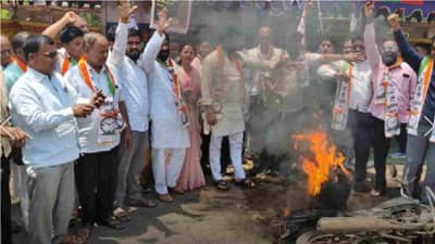Osmanabad VIDEO | स्टंटबाजी अंगावर.. गाडीवर पेट्रोल टाकलं अन् भडका उडाला, उस्मानाबादच्या आंदोलनात काय घडलं?