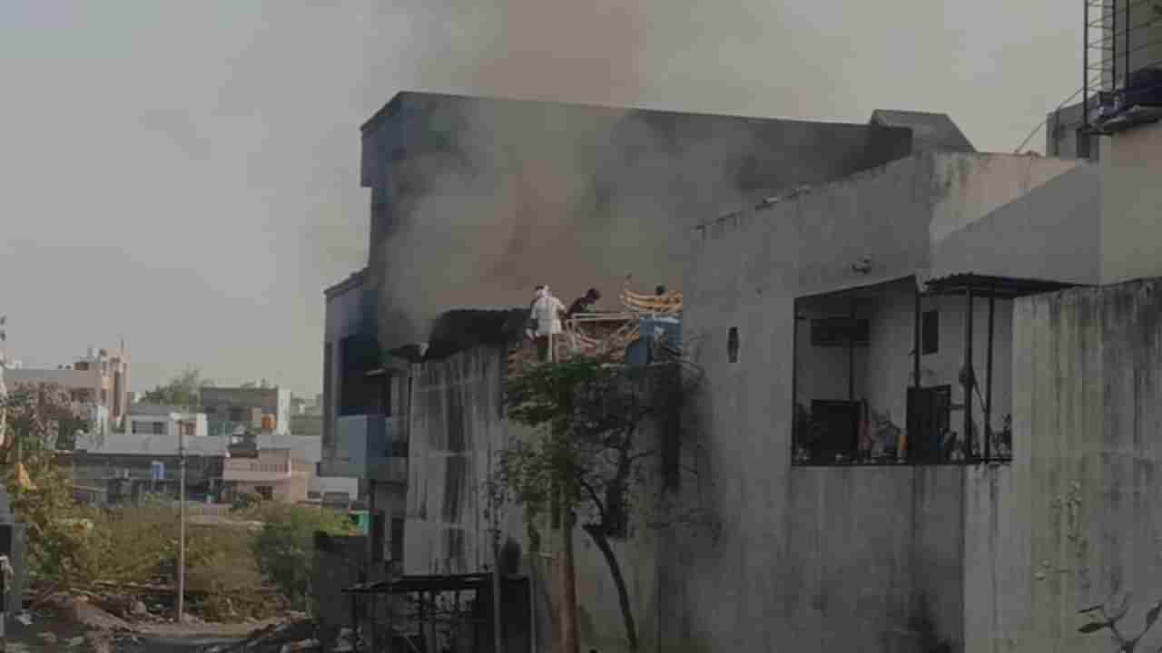Video Buldana Fire | बुलडाण्यात साई मंडप डेकोरेशनच्या गोदामाला आग, आगीत लाखो रुपयांचे नुकसान