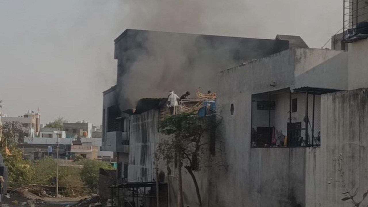 Video Buldana Fire | बुलडाण्यात साई मंडप डेकोरेशनच्या गोदामाला आग, आगीत लाखो रुपयांचे नुकसान